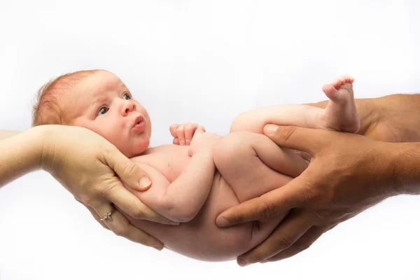 Baby gehouden door beide ouders — Stockfoto