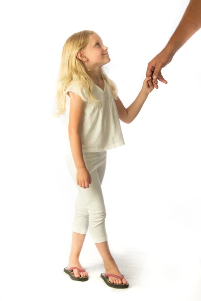 A Little Girl Holds Her Fathers Hand — Stock Photo, Image