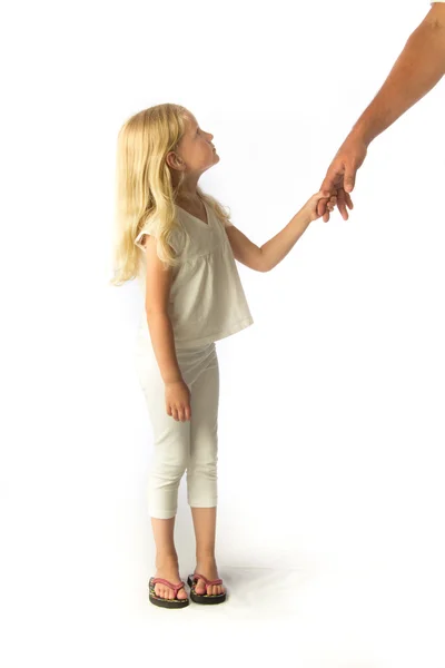 A Little Girl Holds Her Fathers Hand — Stock Photo, Image