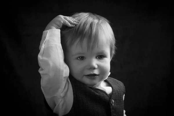 Νεαρό αγόρι αγγίζει το κάλυμμα του κεφαλιού του — Φωτογραφία Αρχείου