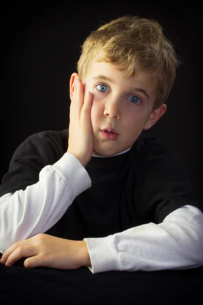 Unsicherer kleiner Junge — Stockfoto