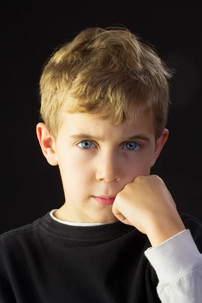 Jonge jongen kijkt boos — Stockfoto
