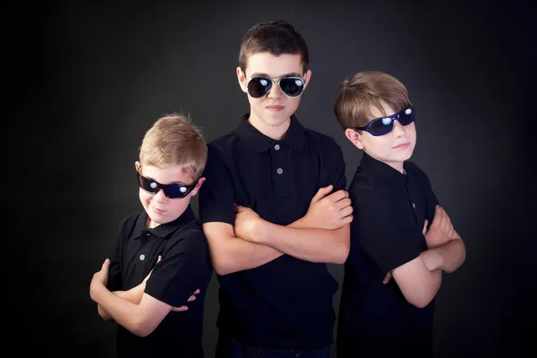 Drei junge Männer in schwarz — Stockfoto