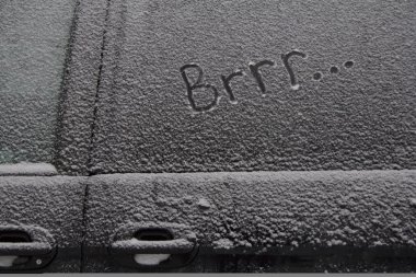 Brrr üzerinde bir kar kapalı pencere yazılı
