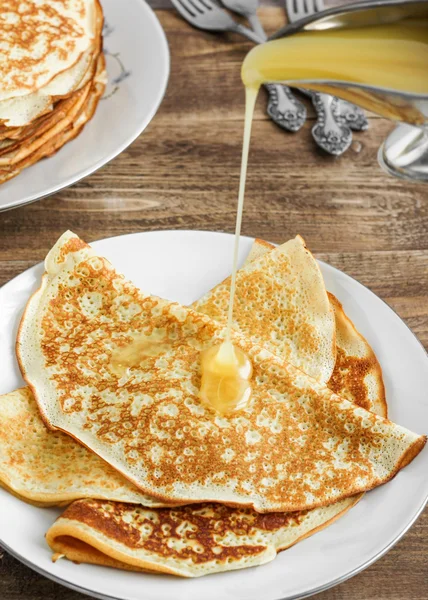 Pancakes with honey — Stock Photo, Image