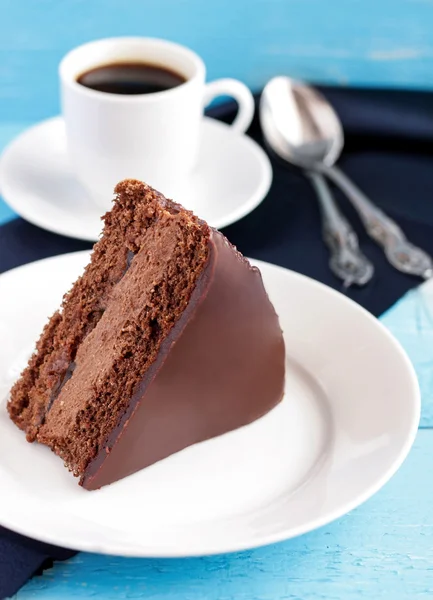 Κέικ σοκολάτας με κρεμώδη σοκολάτα κρέμα — Φωτογραφία Αρχείου