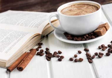 Bir fincan kahve ve kitap.