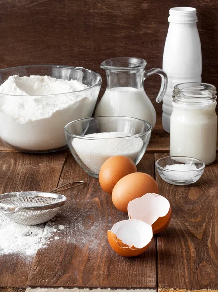 Ingrédients pour la crêpe sur la table en bois — Photo