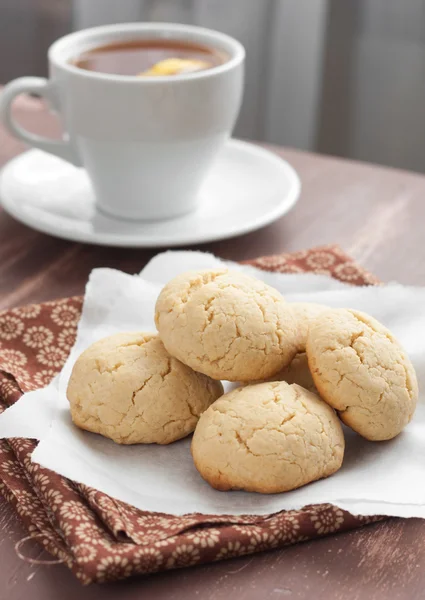 Kekse und Tee mit Zitrone — Stockfoto