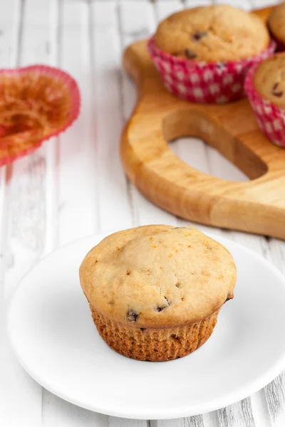 Muffins frescos na placa — Fotografia de Stock