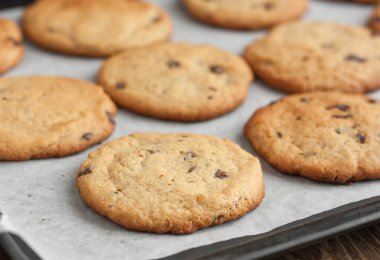 Fırından yeni çıkmış çikolatalı kurabiye