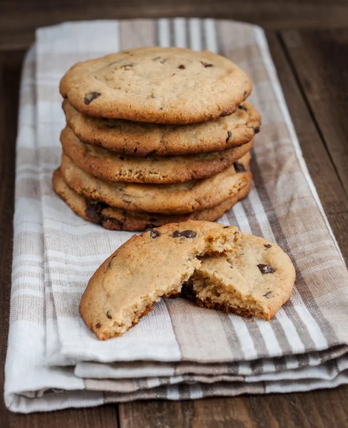 Pilha de biscoitos de chocolate recém-assados — Fotografia de Stock