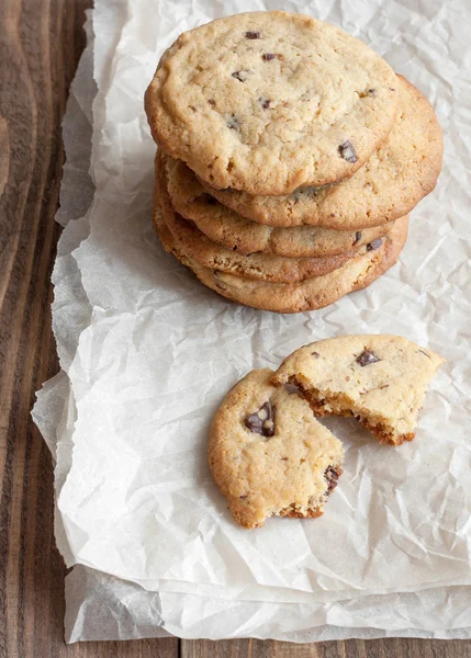 Pilha de biscoitos de chocolate recém-assados — Fotografia de Stock