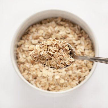 kase ve kaşık yulaf gevreği