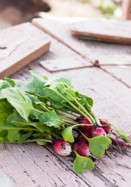Eski ahşap masada taze turplar.