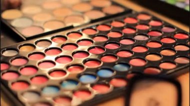 makyaj paleti ve fırça