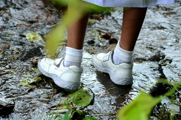 Menina na chuva Imagens De Bancos De Imagens