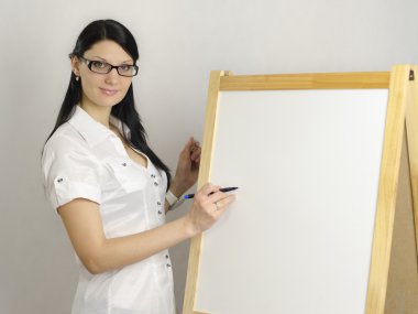 iş kadını beyaz tahta kalem üzerinde yazıyor