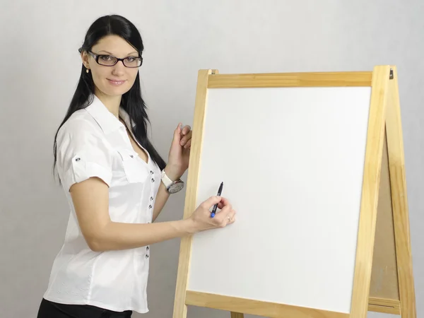 Geschäftsfrau schreibt auf eine weiße Tafel — Stockfoto