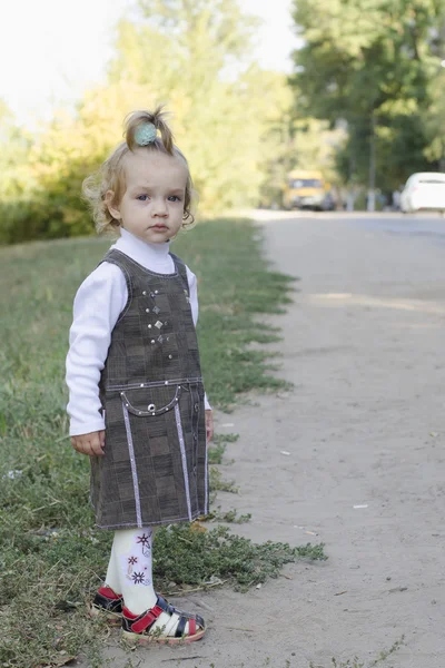 The little girl waits for the bus — Stock Photo, Image