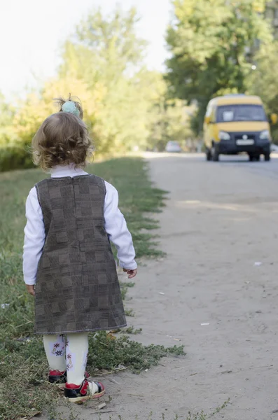 The little girl waits for the bus — Stock Photo, Image