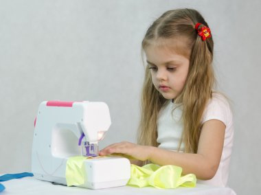 dikiş makinesinde dikiş kız