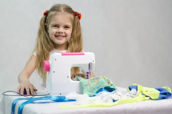 Девушка пришивает швейную машинку — стоковое фото