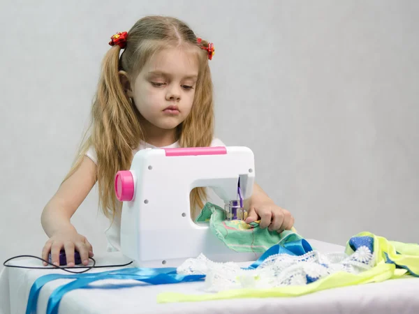 Девушка пришивает швейную машинку — стоковое фото