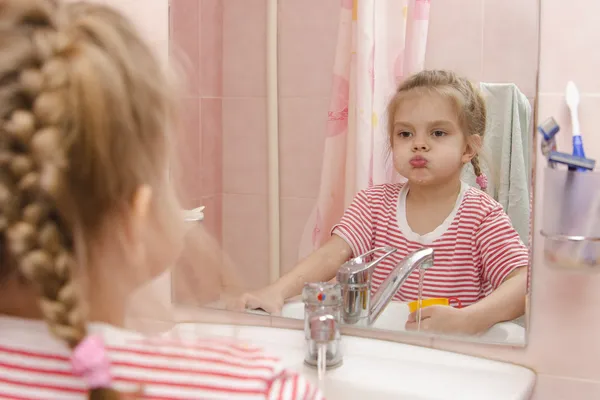 Four-year-old girl rinse teeth after cleaning in the bathroom — Stock Photo, Image
