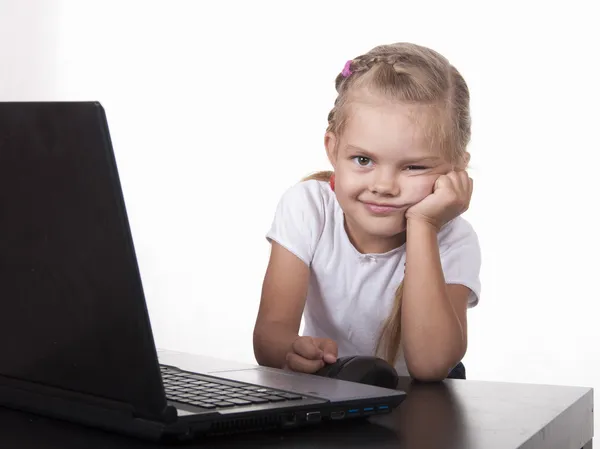 A menina estava distraída do laptop e olhares engraçados no quadro — Fotografia de Stock