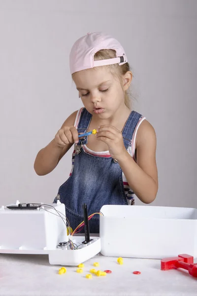 Mädchen ziehen Sie die Schrauben, um Schraubenschlüssel, Reparatur Spielzeug — Stockfoto