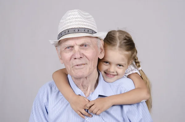 Porträt eines achtzigjährigen Mannes mit einer vierjährigen Enkelin — Stockfoto