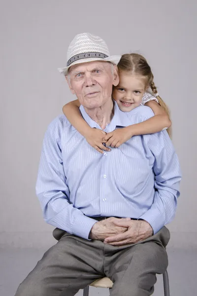 Portret van een oude man tachtig jaar oud met een kleindochter van vier jaar — Stockfoto