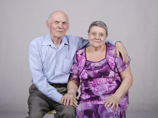 Retrato de um casal de idosos oitenta anos — Fotografia de Stock