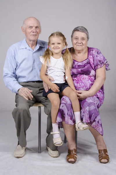 Груповий портрет: бабуся, дідусь і онука — стокове фото