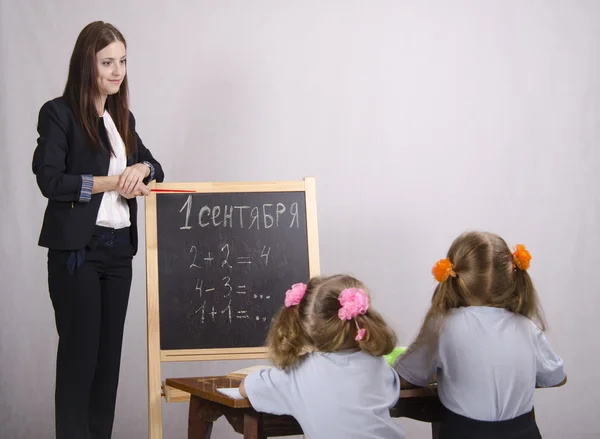 Girl teacher teaches two disciples — Stock Photo, Image