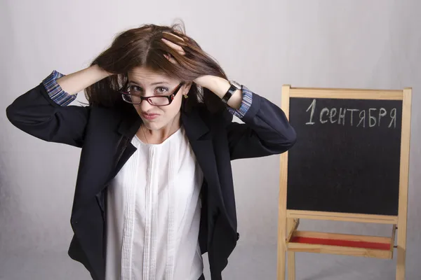 Un maestro de escuela con un ceño fruncido, sosteniendo su cabeza —  Fotos de Stock