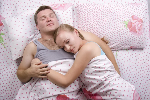 Giovane coppia dormire a letto — Foto Stock