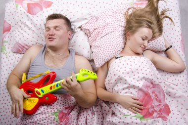 İki Yatak kocası sonra gitar çalıyor, karısıyla yatıyor