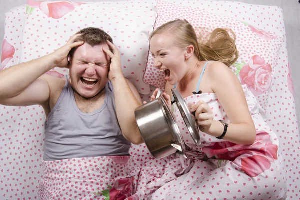 Ze werd wakker en de jongen bang in het bed, het deksel op de pan slaande — Stockfoto