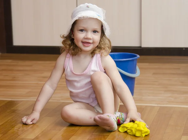 Meisje wassen lap vloeren — Stockfoto