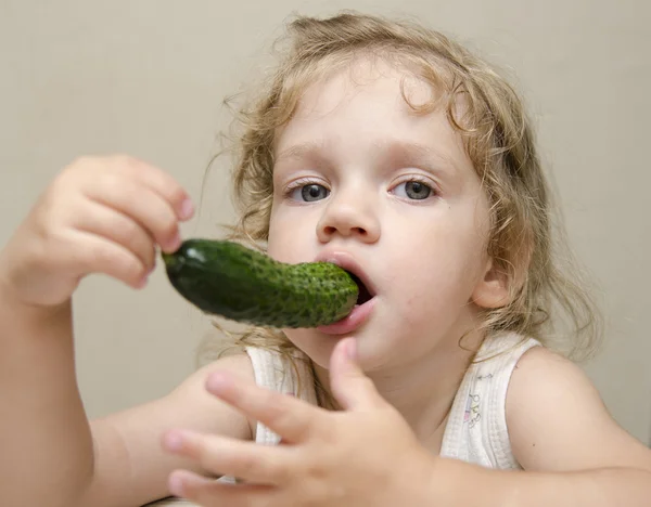 Menina engraçado comer pepino — Fotografia de Stock