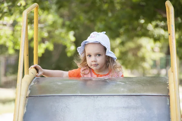 Das kleine Mädchen auf der Treppe bei den Kindern des alten Metallhügels — Stockfoto