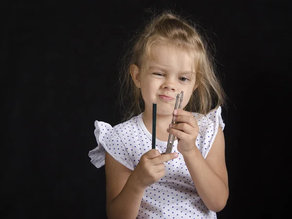 Disheveled girl looks at compass — Stock Photo, Image