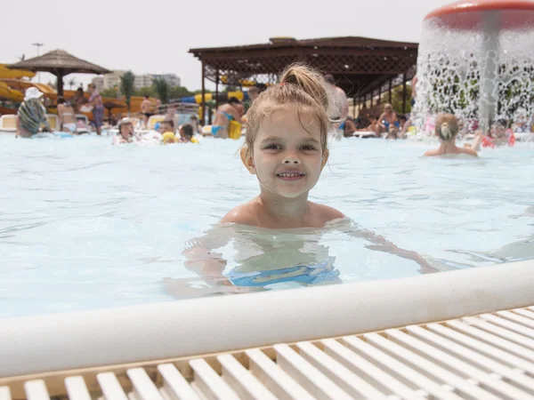 Dört yaşındaki kızı havuzda yüzme — Stok fotoğraf