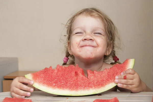 Två-åriga Tjej äter vattenmelon med glada ansikten — Stockfoto
