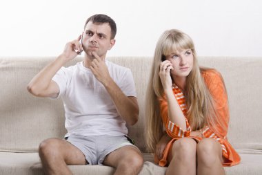 genç bir çift kanepede oturan telefon