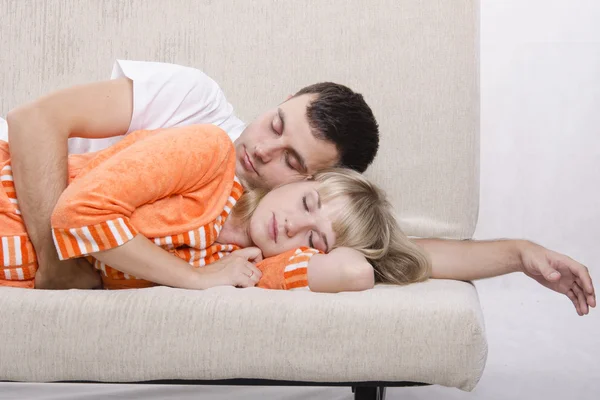 Jovem casal dormindo no sofá — Fotografia de Stock