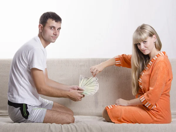 Husband and wife share the salary — Stock Photo, Image