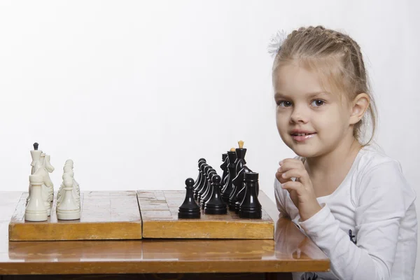 Four-year-old girl learns to play chess — Stock Photo, Image